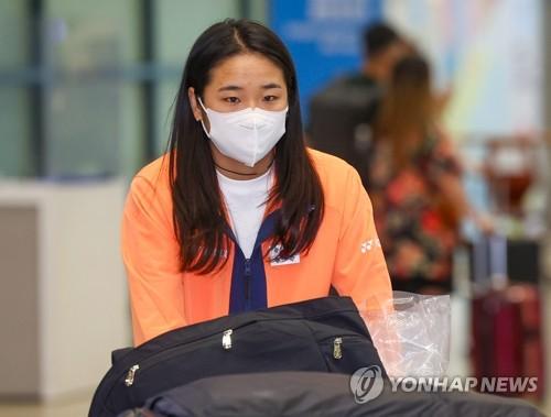 세계선수권 동메달 얻어낸 안세영(영종도=연합뉴스) 서대연 기자 = 프랑스 파리에서 열린 2025 세계개인선수권대회를 마친 배드민턴 대표팀 안세영이 2일 인천국제공항 제1여객터미널을 통해 귀국하고 있다.     안세영은 이번 대회 여자단식 4강전에서 '천적'으로 꼽히는 중국의 천위페이(4위)에게 0-2(15-21 17-21)로 패하며 동메달을 얻었다. 2025.9.2     dwise@yna.co.k