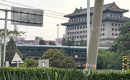 베이징역 인근 지나는 김정은 탑승 추정 전용열차(베이징=연합뉴스) 정성조 특파원 = 2일 중국 베이징역 인근에 김정은 북한 국무위원장이 탑승한 것으로 추정되는 전용 열차가 지나가고 있다. 전날 평양에서 출발한 김 위원장은 이날 새벽 국경을 통과한 것으로 알려졌다. 2025.9.2 xing@yna.co.kr