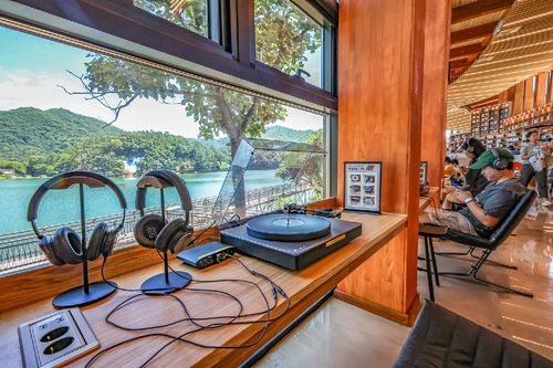 턴테이블로 음악을 들을 수 있는 청음 공간 [사진/임헌정 기자]