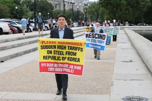 미국 국회의사당 앞에서 시위하는 포항시장[포항시 제공. 재판매 및 DB 금지]