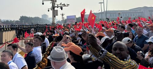 3일 중국 전승절 80주년 열병식 관람객들    (베이징=연합뉴스) 정성조 특파원 = 3일 오전 중국 베이징 톈안먼광장에서 열린 전승절 80주년 열병식에서 관람객들이 중국 국기를 흔들며 환호하고 있다. 2025.9.3 xing@yna.co.kr