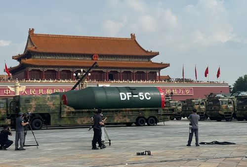 3일 중국 열병식에서 공개된 전략핵미사일 DF-5C    (베이징=연합뉴스) 정성조 특파원 = 3일 오전 중국 베이징 톈안먼광장에서 열린 전승절 80주년 기념 열병식에서 중국 탄도미사일 DF-5C가 차량에 실린 채 이동하는 모습. 2025.9.3 xing@yna.co.kr
