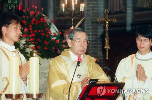 명동성당 축성 100주년 미사 봉헌하는 김수환 추기경(1998년)[연합뉴스 자료사진]