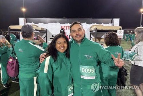 '오징어 게임' LA 팬 이벤트 기념 촬영을 하는 참가자들(로스앤젤레스=연합뉴스) 임미나 특파원 = 지난 12일(현지시간) 밤 미국 로스앤젤레스(LA)에서 열린 '오징어 게임' 팬 이벤트에서 참가자들이 기념사진을 찍고 있다. 2024.12.14 mina@yna.co.kr