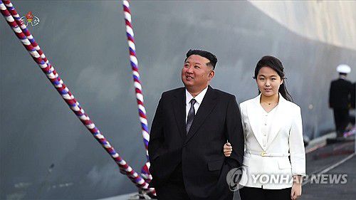 지난 4월 남포조선소 찾은 김정은과 딸 주애[북한 조선중앙TV=연합뉴스 자료사진. 국내에서만 사용가능. 재배포 금지. For Use Only in the Republic of Korea. No Redistribution] nkphoto@yna.co.kr