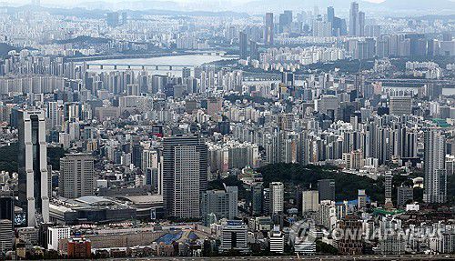 무주택 가구 1000만 육박…서울 유일하게 절반 넘어(서울=연합뉴스) 이동해 기자 = 서울 중심의 무주택 가구 비율이 2년 연속 상승한 것으로 나타난 17일 서울 송파구 롯데월드타워 전망대 서울스카이에서 바라본 서울 시내 아파트 및 빌라단지의 모습. 2025.8.17 eastsea@yna.co.kr