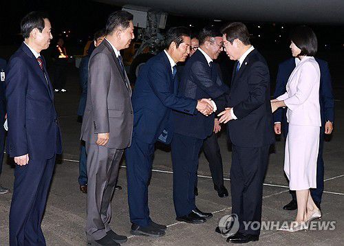 이재명 대통령, 민주당 지도부와 인사(성남=연합뉴스) 홍해인 기자 = 이재명 대통령과 김혜경 여사가 일본·미국 방문 일정을 마치고 28일 경기도 성남 서울공항에 도착해 공군1호기에서 내린 뒤 더불어민주당 정청래 대표, 김병기 원내대표 등 영접 인사들과 악수하고 있다. 2025.8.28 hihong@yna.co.kr