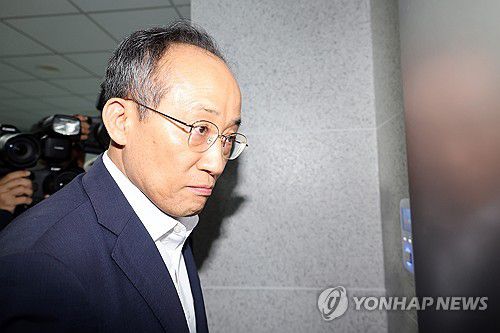 의원실 들어가는 추경호 의원(서울=연합뉴스) 박동주 기자 = 12·3 비상계엄 관련 내란·외환 의혹을 수사 중인 조은석 특별검사팀이 '계엄 해제 방해 의혹'과 관련해 추경호 전 국민의힘 원내대표를 겨냥한 강제수사에 나선 2일 추 의원이 서울 여의도 국회 의원회관 내 자신의 의원실로 들어가고 있다. 2025.9.2 pdj6635@yna.co.kr