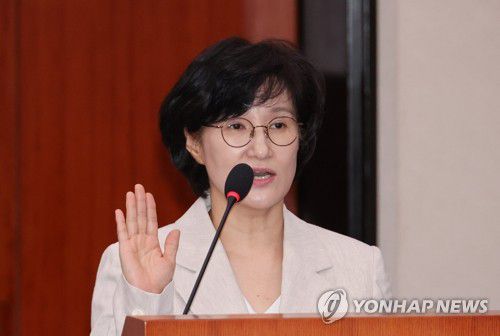 선서하는 원민경 여가부 장관 후보자(서울=연합뉴스) 김주성 기자 = 원민경 여성가족부 장관 후보자가 3일 서울 여의도 국회 여성가족위원회에서 열린 인사청문회에서 선서하고 있다. 2025.9.3 utzza@yna.co.kr