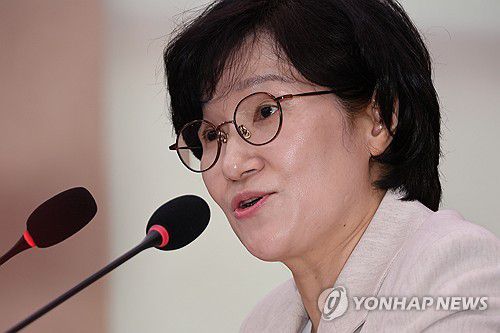 답변하는 원민경 여가부 장관 후보자(서울=연합뉴스) 김주성 기자 = 원민경 여성가족부 장관 후보자가 3일 국회 여성가족위원회에서 열린 인사청문회에서 위원 질의에 답하고 있다. 2025.9.3 utzza@yna.co.kr
