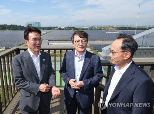 새만금 육상태양광단지 점검하는 김민석 총리(군산=연합뉴스) 배재만 기자 = 김민석 국무총리가 3일 전북 군산 새만금 사업 현장을 방문해 김의겸 새만금개발청장과 육상태양광단지를 둘러보고 있다. 2025.9.3 scoop@yna.co.kr