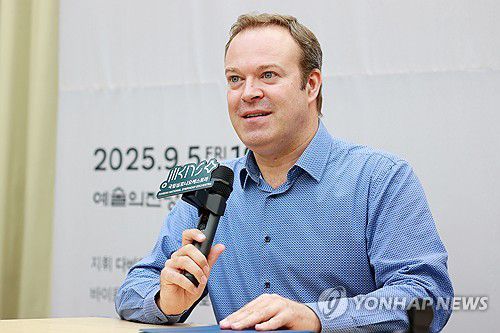 인터뷰하는 다비트 라일란트 예술감독(서울=연합뉴스) 진연수 기자 = 다비트 라일란트 국립심포니오케스트라 예술감독이 3일 오후 서울 서초구 예술의전당 N스튜디오에서 라운드 인터뷰를 하고 있다. 2025.9.3 jin90@yna.co.kr