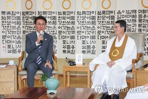 김민석 총리, 원불교 왕산 성도종 종법사와 환담(익산=연합뉴스) 배재만 기자 = 김민석 국무총리가 3일 전북 익산 원불교 중앙총부를 방문, 왕산 성도종 종법사를 만나 얘기를 나누고 있다. 2025.9.3 scoop@yna.co.kr