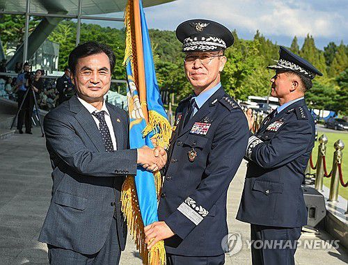 공군기 이양 받는 손석락 신임 공군참모총장(서울=연합뉴스) 손석락 신임 공군참모총장이 3일 계룡대 대연병장에서 열린 제42대 공군참모총장 취임식과 제41대 공군참모총장 이임 및 전역식에서 안규백 국방부 장관으로부터 공군기를 이양받고 있다. 2025.9.3 [공군 제공. 재판매 및 DB 금지] photo@yna.co.kr