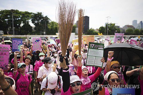 "국가 더러움 쓸어내자" 빗자루 시위[AP 연합뉴스. 재판매 및 DB 금지]