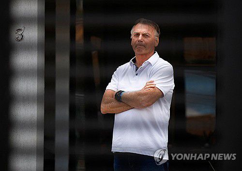 2일(현지시간) 주거지에서 바깥쪽 바라보는 보우소나루[브라질리아 AFP=연합뉴스. 재판매 및 DB 금지]