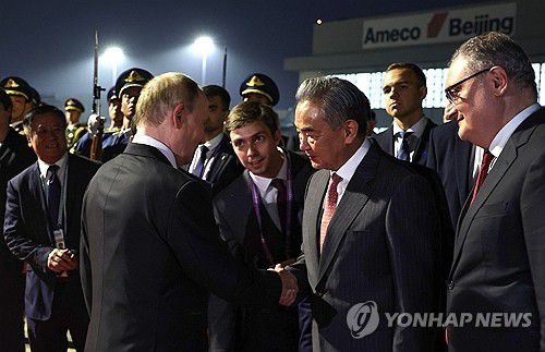 중국 방문 마치고 서우두공항에서 왕이 외교부장 배웅 받는 푸틴[스푸트니크=연합뉴스 자료사진. 재판매 및 DB 금지]