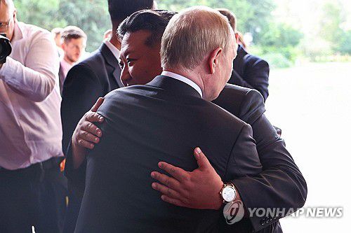 푸틴과 포옹하는 김정은(베이징 타스=연합뉴스) 김정은 북한 국무위원장이 3일 중국 베이징에서 블라디미르 푸틴 러시아 대통령과 포옹하고 있다. 김 위원장이 찬 손목시계는 스위스 명품 시계 IWC 샤프하우젠의 포르토피노 오토매틱으로 추정된다고 미 북한전문 매체 NK뉴스가 보도했다. 2025.09.03 photo@yna.co.kr