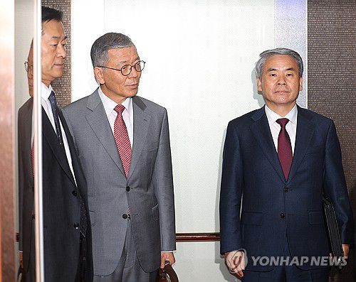 지난해 3월 방산협력 관련 회의 참석하는 대사들최병혁 주사우디아라비아 대사, 류제승 주UAE 대사, 이종섭 주호주 대사가 지난해 3월 28일 오전 방산협력 관계부처 주요 공관장 회의에 참석하기 위해 정부서울청사 외교부 회의장으로 향하고 있다. [연합뉴스 자료사진]