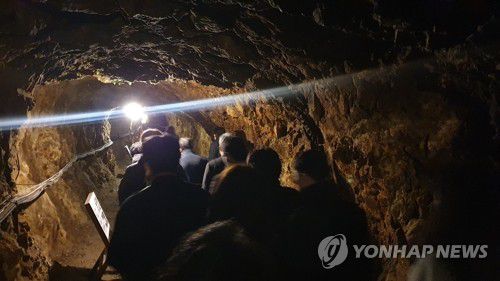 사도광산 갱도 내부 둘러보는 추도식 참석자들(사도[일본]=연합뉴스) 박성진 특파원 = 25일 일본 니가타현 사도광산 조선인 기숙사 터에서 열린 한국인 희생자 추도식 참석자들이 추도식 후 갱도 내부를 둘러보고 있다. 2024.11.25 sungjinpark@yna.co.kr
