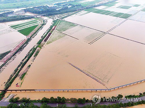 지난달 4일 오전 전남 함평군 엄다면 일대 농경지가 빗물에 잠겨 있다. [연합뉴스 자료사진]