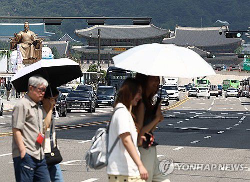 계속되는 폭염에 양산 필수지난 8월 5일 서울 종로구 광화문광장 인근에서 시민들이 양산을 쓰고 이동하고 있다. [연합뉴스 자료사진]