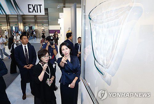 키아프 전시장 관람하는 김혜경 여사(서울=연합뉴스) 강민지 기자 = 이재명 대통령의 부인 김혜경 여사가 3일 서울 강남구 코엑스에서 열린 키아프 서울(Kiaf SEOUL)에서 전시된 작품들을 관람하고 있다. 2025.9.3 [공동취재] mjkang@yna.co.kr