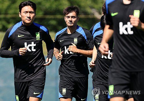 훈련하는 옌스 카스트로프(뉴욕=연합뉴스) 윤동진 기자 = 3일(현지시간) 미국 뉴욕주 아이칸 스타디움에서 진행된 한국 축구 대표팀 훈련에서 옌스 카스트로프가 몸을 풀고 있다. 2025.9.4 mon@yna.co.kr