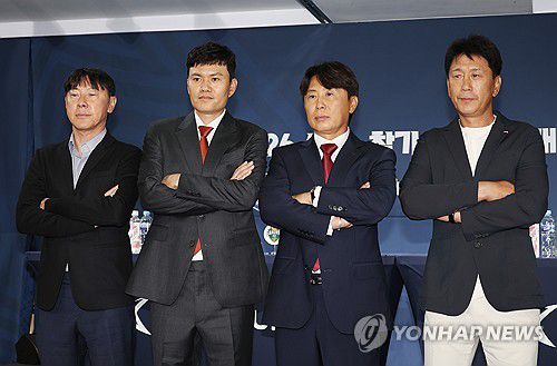 포즈 취하는 감독들(서울=연합뉴스) 신준희 기자 = 4일 종로구 축구회관에서 열린 2025-26 ACL 참가 K리그 4개팀 미디어데이에서 각팀 감독들이 포즈를 취하고 있다.      왼쪽부터 울산HD 신태용 감독, 강원FC 정경호 감독, FC서울 김기동 감독, 포항 스틸러스 박태하 감독. 2025.9.4 hama@yna.co.kr
