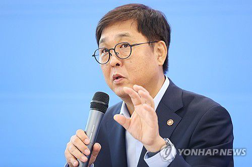 정책 설명하는 최휘영 문체부 장관(서울=연합뉴스) 진연수 기자 = 최휘영 문화체육관광부 장관이 4일 서울 중구 모두예술극장에서 열린 취임 한 달 기념 기자간담회에서 정책을 설명하고 있다. 2025.9.4 jin90@yna.co.kr