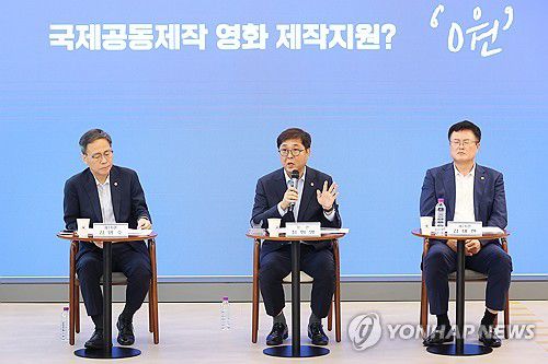 최휘영 문체부 장관, 취임 한 달 기념 기자간담회(서울=연합뉴스) 진연수 기자 = 최휘영 문화체육관광부 장관이 4일 서울 중구 모두예술극장에서 열린 취임 한 달 기념 기자간담회에서 정책을 설명하고 있다. 2025.9.4 jin90@yna.co.kr