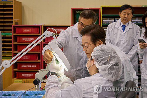 이재명 대통령, K-제조업 현장 방문(서울=연합뉴스) 대통령실은 이재명 대통령이 지난 3일 경기 안산시 새솔다이아몬드공업에서 제품 공정을 살펴보는 모습을 4일 SNS에 공개했다. 2025.9.4 [이재명 대통령 SNS. 재판매 및 DB 금지] photo@yna.co.kr