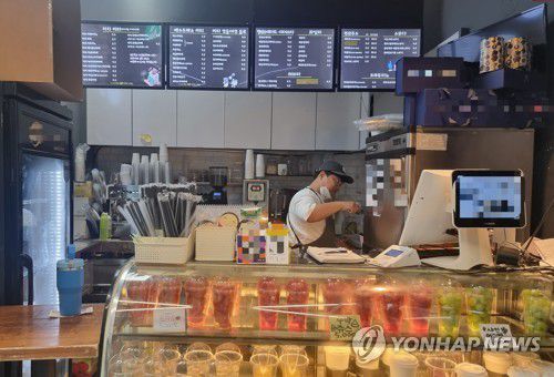 '디카페인 하나 주세요'(서울=연합뉴스) 서윤호 인턴기자 = 지난 1일 오후 서울 종각역 인근 상가의 한 카페에서 커피를 내리고 있다. 2025.9.5