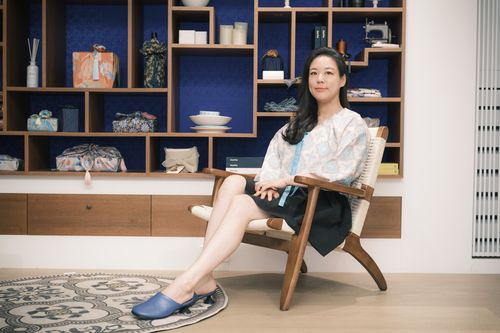 포즈 취하는 김단하 디자이너 (서울=연합뉴스) 류효림 기자 = 김단하 디자이너가 지난 4일 서울 종로구 팔판동 단하에서 연합뉴스와 인터뷰에 앞서 포즈를 취하고 있다. 2025.9.5 ryousanta@yna.co.kr