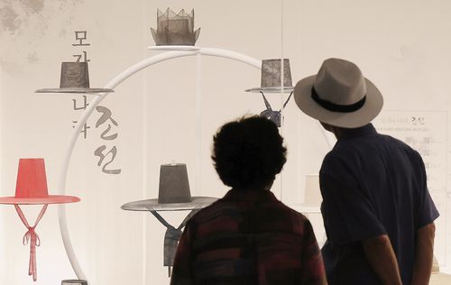 모자의 나라 조선 (제주=연합뉴스) 변지철 기자 = 우리나라 전통 모자인 다양한 갓이 전시된 제주 갓 전시관의 모습. 지난 2024년 8월 17일 촬영. 2025.9.5