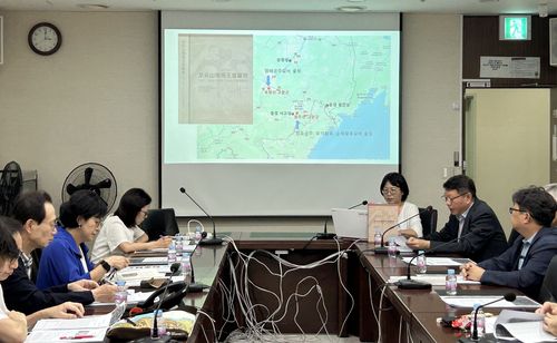 발해 고분군 발굴 보고서는     (서울=연합뉴스) 김예나 기자 = 5일 서울 서대문구 동북아역사재단에서 최근 중국에서 발간된 '룽터우산(龍頭山·용두산) 발해왕실묘지: 1997, 2004-2005, 2008년 발굴보고' 보고서의 주요 내용과 의의를 분석하는 학술회의가 열리고 있다. 2025.9.5     yes@yna.co.kr