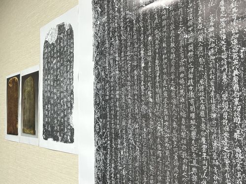 발해 황후의 묘지    (서울=연합뉴스) 김예나 기자 = 5일 서울 서대문구 동북아역사재단에서 최근 중국에서 발간된 '룽터우산(龍頭山·용두산) 발해왕실묘지: 1997, 2004-2005, 2008년 발굴보고' 보고서의 주요 내용과 의의를 분석하는 학술회의가 열리고 있다. 사진은 묘지와 묘지 탁본을 확대한 것. 2025.9.5     yes@yna.co.kr