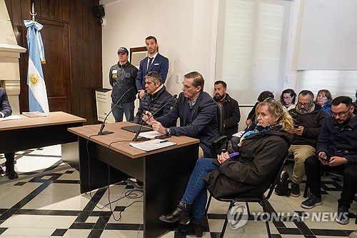 4일(현지시간) 나치 관리 프리드리히 카드기엔의 딸 파트리시아 카드기엔(오른쪽)과 그의 남편 후안 카를로스 코르테고소가 아르헨티나 마르델플라타에서 체포된 후 법정 심리에 출석한 모습.[AFP=연합뉴스. 재판매 및 DB 금지]