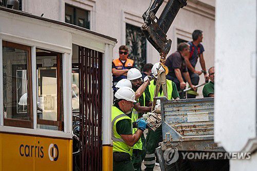 사고 현장 조사[AFP 연합뉴스. 재판매 및 DB 금지]