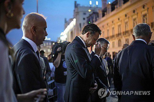 4일(현지시간) 리스본 푸니쿨라 사고 현장을 방문한 루이스 몬테네그루 포르투갈 총리(가운데).[AFP=연합뉴스. 재판매 및 DB 금지]