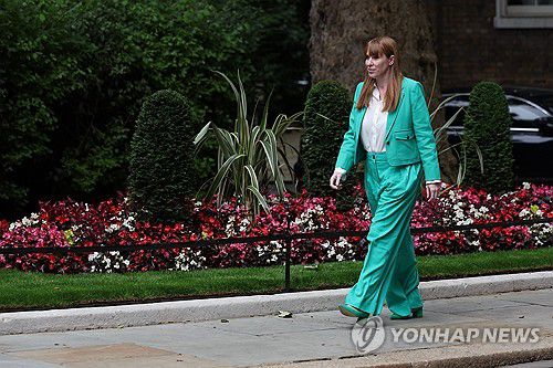 스타머 정부가 출범한 2024년 7월 5일 다우닝가에 입성하는 레이너 부총리[EPA 연합뉴스 자료사진]