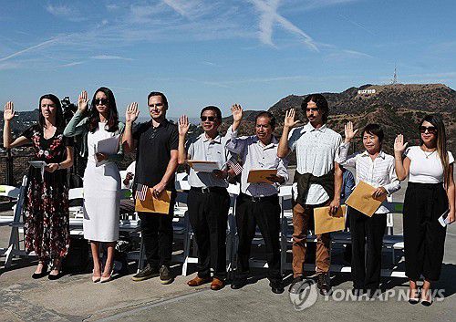 미국 시민권 취득한 이들의 선서[AFP/게티이미지 연합뉴스 자료사진. 재판매 및 DB 금지]