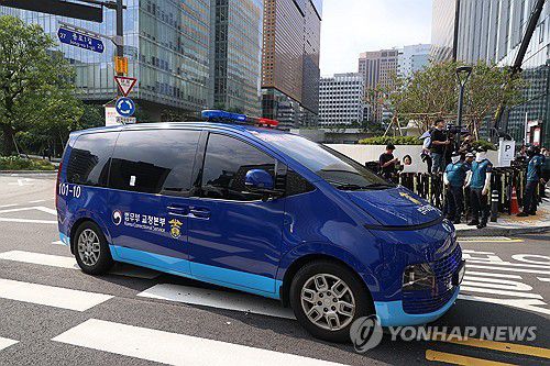 호송차 타고 특검 조사 출석하는 김예성(서울=연합뉴스) 이진욱 기자 = 김건희 여사 '집사'로 알려진 김예성 씨를 태운 차량이 18일 민중기 특별검사팀 사무실이 마련된 서울 종로구 KT 광화문빌딩 웨스트로 들어가고 있다. 김예성 씨는 지난 16일 구속 후 첫 소환조사다. 2025.8.18 [공동취재] cityboy@yna.co.kr