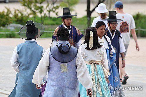 인기 많은 갓(서울=연합뉴스) 서대연 기자 = 한국 문화 열풍이 이어지고 있는 가운데 31일 서울 종로구 경복궁에서 갓을 쓰고 한복을 입은 관광객들이 궁을 둘러보고 있다. 2025.8.31 dwise@yna.co.kr