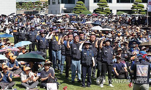 총파업 결의대회 개최한 현대차 노조(울산=연합뉴스) 김용태 기자 = 3일 울산시 북구 현대자동차 울산공장 본관 앞에서 현대차 노조의 총파업 결의대회가 열리고 있다. 이날 노조는 올해 임금 및 단체협약 교섭 난항으로 부분 파업에 들어갔다. 2025.9.3 yongtae@yna.co.kr