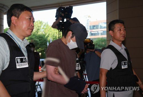 긴급체포 후 영장심사 받는 초등생 유괴 미수범(서울=연합뉴스) 류영석 기자 = 서울 서대문구 한 초등학교 인근에서 아동을 납치하려 한 20대 남성이 5일 서울 마포구 서울서부지방법원에서 열린 구속 전 피의자 심문(영장실질심사)에 출석하고 있다. 2025.9.5 ondol@yna.co.kr