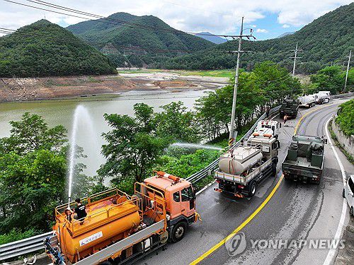 '최악 가뭄' 강릉, 오봉저수지 수위를 높여라(강릉=연합뉴스) 양지웅 기자 = 5일 최악의 가뭄 사태가 이어지는 강원 강릉시 주 상수원인 오봉저수지에서 살수차들이 저수율을 높이고자 물을 뿌리고 있다. 2025.9.5 yangdoo@yna.co.kr