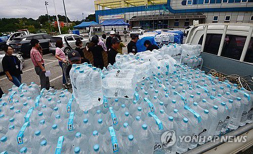 단수 앞두고 강릉시민에게 보급하는 생수(강릉=연합뉴스) 유형재 기자 = 5일 강원 강릉시 강남동 강남축구공원에서 주민들에게 생수를 나눠주고 있다. 강릉시는 수돗물 사용을 조금이라도 줄이고자 저수율 10% 이하에 배부하기로 했던 218만개의 생수를 1인당 12ℓ씩 배부하고 있다. 2025.9.5 yoo21@yna.co.kr