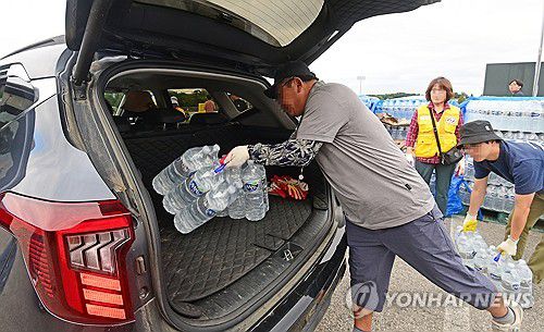 단수 앞두고 강릉시민에게 보급하는 생수(강릉=연합뉴스) 유형재 기자 = 5일 강원 강릉시 강남동 강남축구공원에서 주민들에게 생수를 나눠주고 있다.     강릉시는 수돗물 사용을 조금이라도 줄이고자 저수율 10% 이하에 배부하기로 했던 218만개의 생수를 1인당 12ℓ씩 배부하고 있다. 2025.9.5 yoo21@yna.co.kr