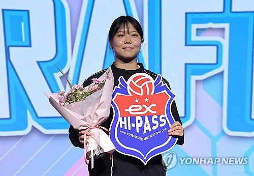 1라운드 1순위 한국도로공사 지명 받은 이지윤(서울=연합뉴스) 류영석 기자 = 5일 서울 강서구 메이필드 호텔에서 열린 2025-2026 KOVO 여자 신인선수 드래프트에서 한국도로공사에 1라운드 1순위로 지명을 받은 중앙여고 이지윤이 기념 촬영을 하고 있다. 2025.9.5 ondol@yna.co.kr